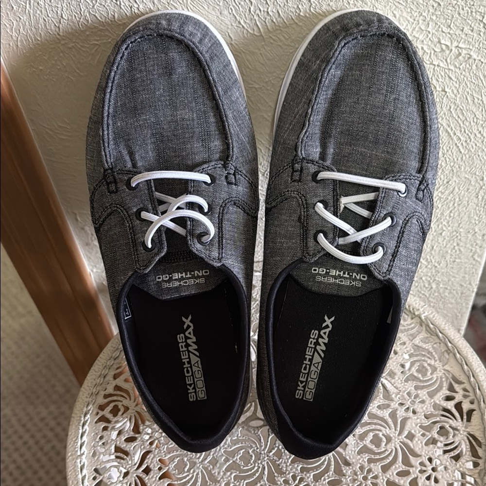 Skechers Goga Max Boat Shoes Black & White- size 8.5